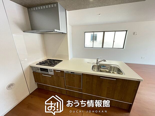 現地写真(キッチン)
収納たっぷりのシステムキッチン、浄水器付水栓を標準装備しています。