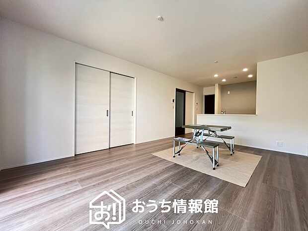 現地写真(リビング)
フローリング材には、木目、色調など木材特有の風合いがあり、ナチュラルな美しさになっています。
