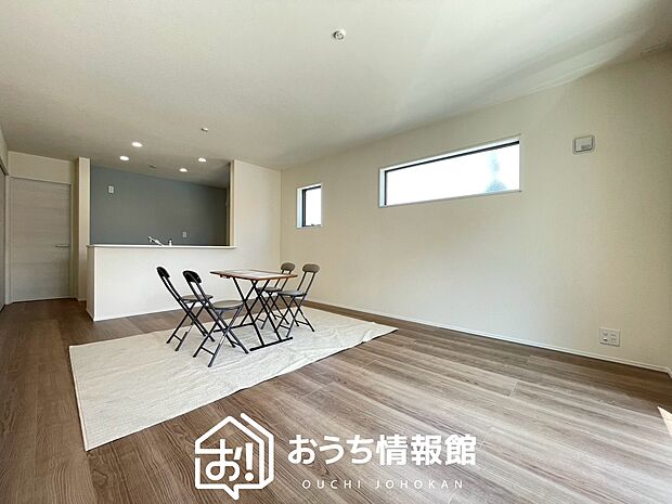 現地写真（リビング）
フローリング材には、木目、色調など木材特有の風合いがあり、ナチュラルな美しさになっています。
