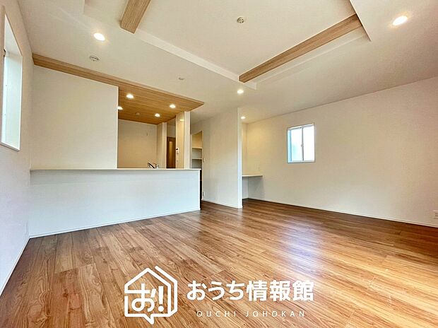 現地写真（リビング）
フローリング材には、木目、色調など木材特有の風合いがあり、ナチュラルな美しさになっています。