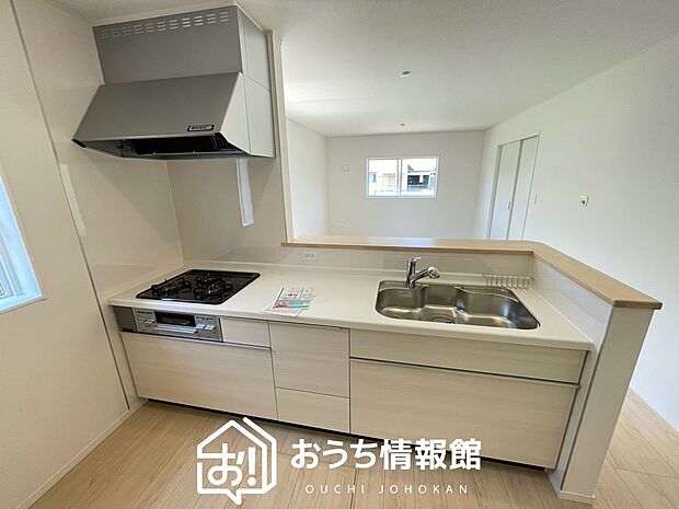 現地写真（キッチン）
収納たっぷりのシステムキッチン、浄水器付水栓を標準装備しています。