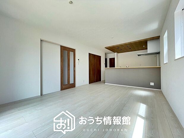 現地写真(リビング)
フローリング材には、木目、色調など木材特有の風合いがあり、ナチュラルな美しさになっています。