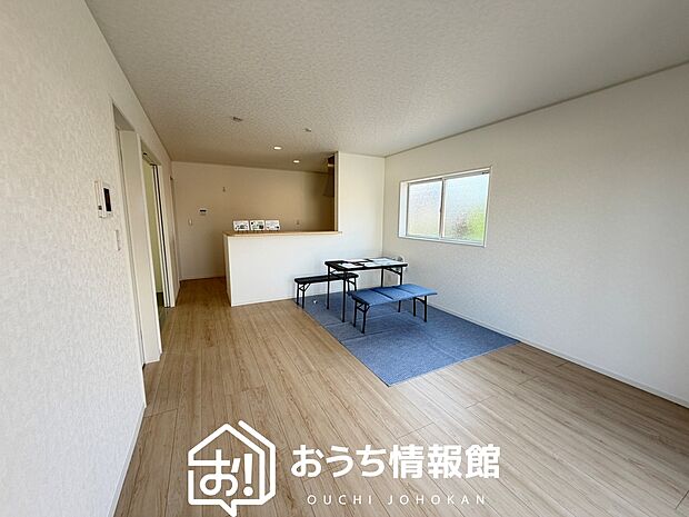 現地写真（リビング）
フローリング材には、木目、色調など木材特有の風合いがあり、ナチュラルな美しさになっています。