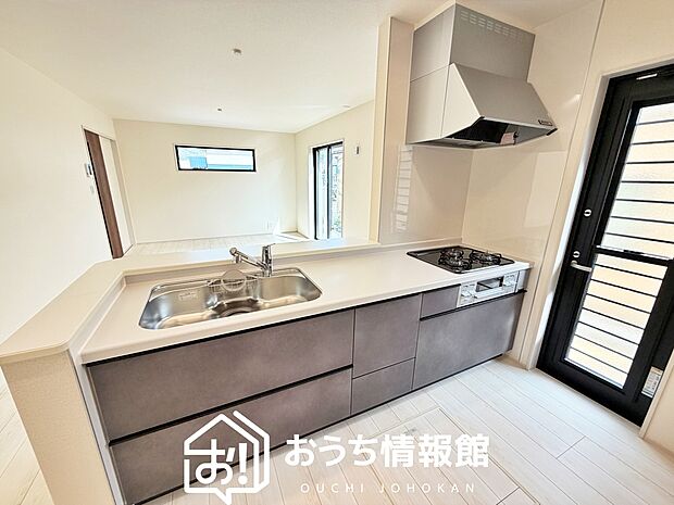 現地写真(キッチン)
収納たっぷりのシステムキッチン、浄水器付水栓を標準装備しています。