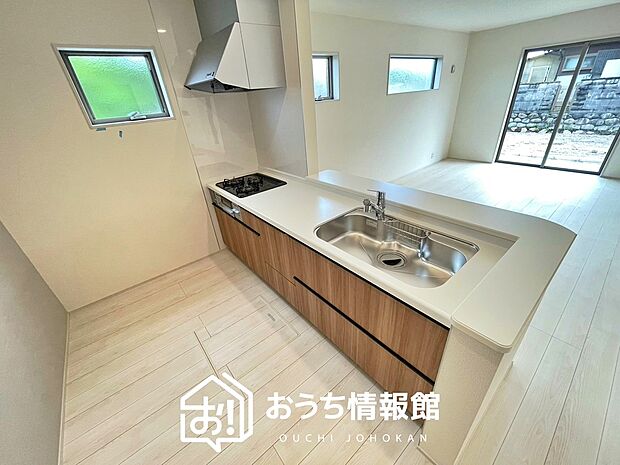現地写真(キッチン)
収納たっぷりのシステムキッチン、浄水器付水栓を標準装備しています。