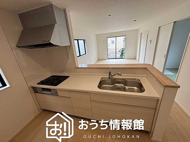 現地写真(キッチン)
収納たっぷりのシステムキッチン、浄水器付水栓を標準装備しています。