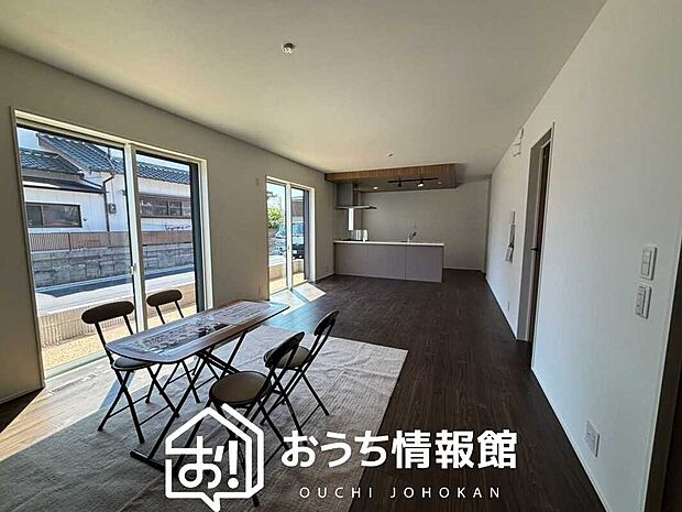 現地写真(リビング)
フローリング材には、木目、色調など木材特有の風合いがあり、ナチュラルな美しさになっています。