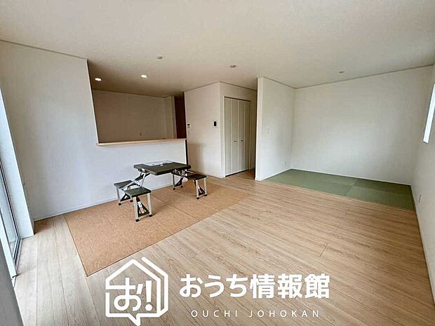 現地写真(リビング)
フローリング材には、木目、色調など木材特有の風合いがあり、ナチュラルな美しさになっています。