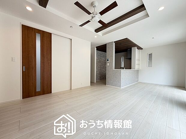 現地写真(リビング)
フローリング材には、木目、色調など木材特有の風合いがあり、ナチュラルな美しさになっています。
