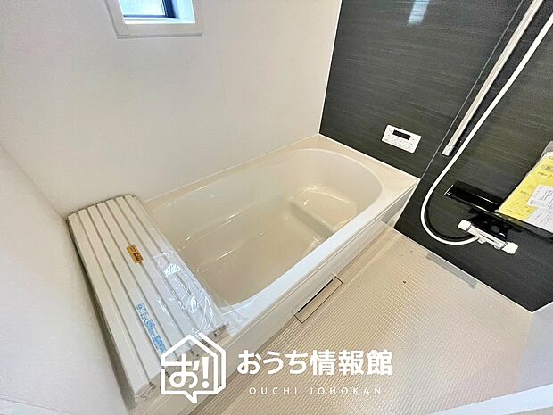 現地写真（浴室）
浴室暖房乾燥機付き。１坪タイプで広々です。
