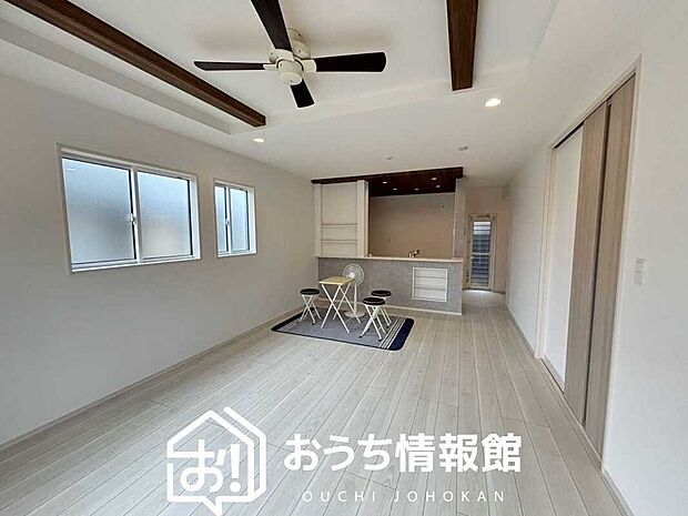 現地写真(リビング)
フローリング材には、木目、色調など木材特有の風合いがあり、ナチュラルな美しさになっています。