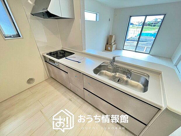 現地写真（キッチン）
収納たっぷりのシステムキッチン、浄水器付水栓を標準装備しています。