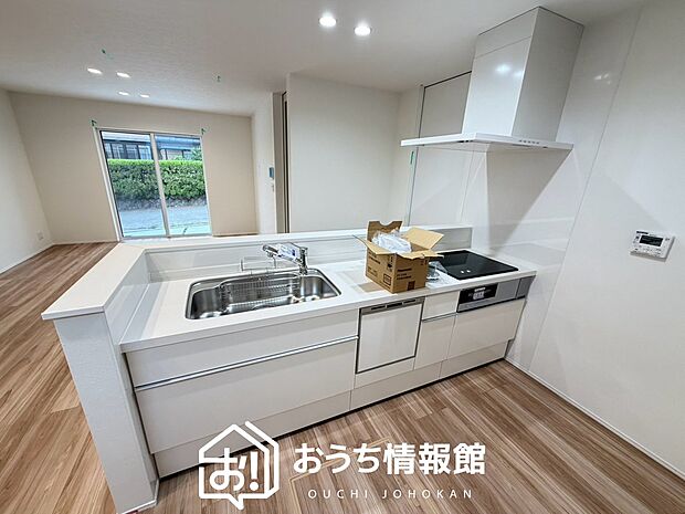 現地写真(キッチン)
収納たっぷりのシステムキッチン、浄水器付水栓を標準装備しています。