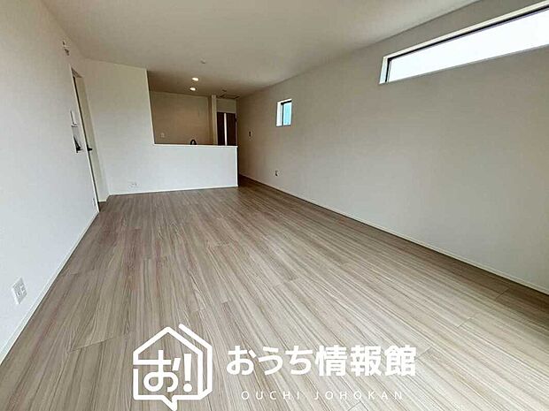 現地写真(リビング)
フローリング材には、木目、色調など木材特有の風合いがあり、ナチュラルな美しさになっています。