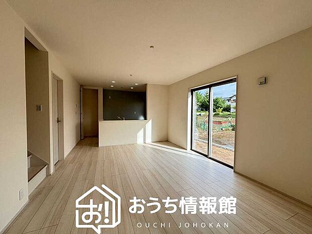 現地写真(リビング)
フローリング材には、木目、色調など木材特有の風合いがあり、ナチュラルな美しさになっています。