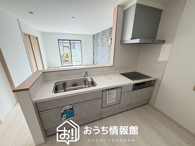 現地写真（キッチン）
収納たっぷりのシステムキッチン、浄水器付水栓を標準装備しています。
