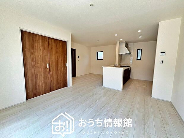現地写真(リビング)
フローリング材には、木目、色調など木材特有の風合いがあり、ナチュラルな美しさになっています。