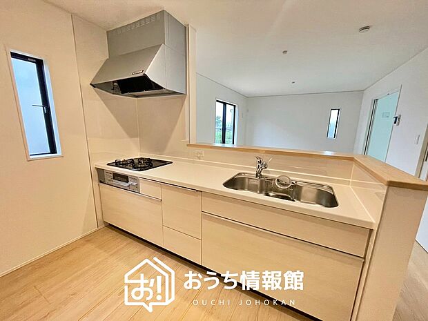現地写真(キッチン)
収納たっぷりのシステムキッチン、浄水器付水栓を標準装備しています。