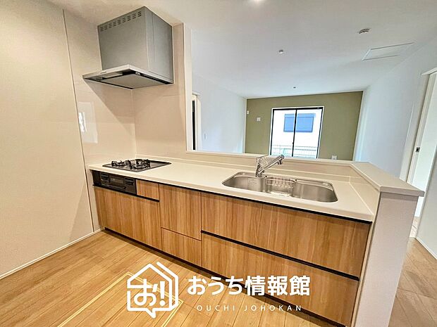 現地写真(キッチン)
収納たっぷりのシステムキッチン、浄水器付水栓を標準装備しています。