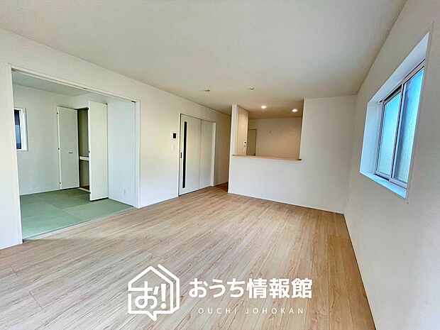 現地写真(リビング)
フローリング材には、木目、色調など木材特有の風合いがあり、ナチュラルな美しさになっています。