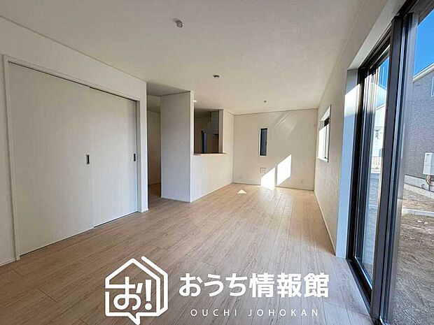 現地写真（リビング）
フローリング材には、木目、色調など木材特有の風合いがあり、ナチュラルな美しさになっています。