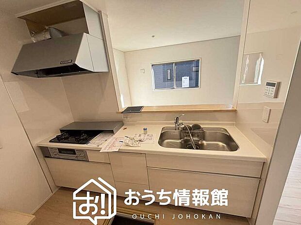 現地写真（キッチン）
収納たっぷりのシステムキッチン、浄水器付水栓を標準装備しています。