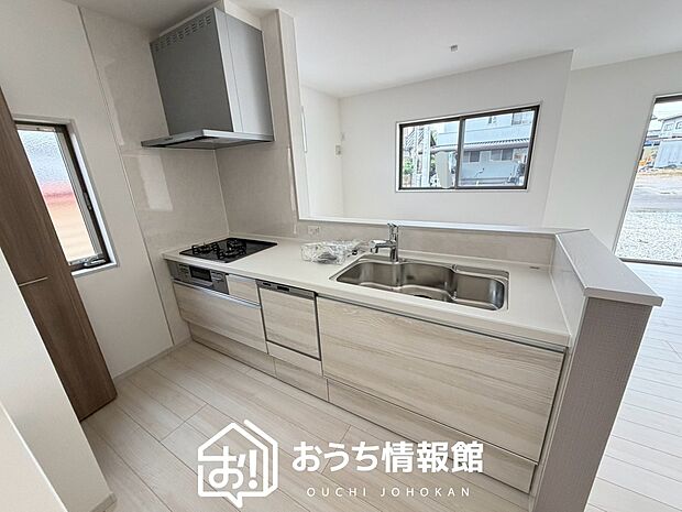 現地写真（キッチン）
収納たっぷりのシステムキッチン、浄水器付水栓を標準装備しています。
