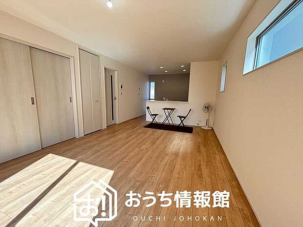 現地写真(リビング)
フローリング材には、木目、色調など木材特有の風合いがあり、ナチュラルな美しさになっています。