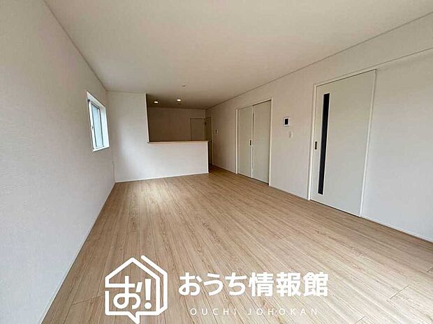現地写真（リビング）
フローリング材には、木目、色調など木材特有の風合いがあり、ナチュラルな美しさになっています。