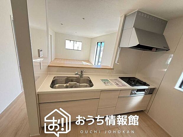 現地写真（キッチン）
収納たっぷりのシステムキッチン、浄水器付水栓を標準装備しています。