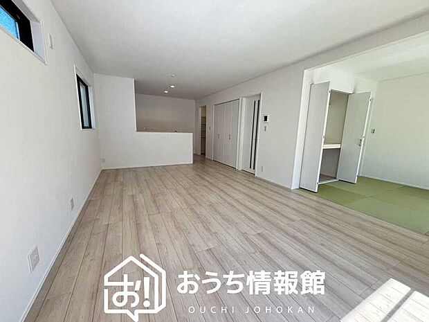現地写真(リビング)
フローリング材には、木目、色調など木材特有の風合いがあり、ナチュラルな美しさになっています。