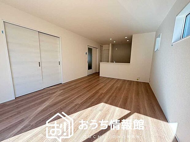 現地写真（リビング）
フローリング材には、木目、色調など木材特有の風合いがあり、ナチュラルな美しさになっています。
