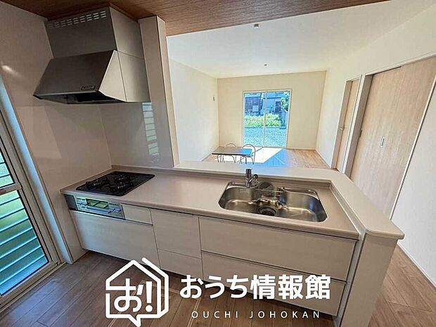 現地写真（キッチン）
収納たっぷりのシステムキッチン、浄水器付水栓を標準装備しています。
