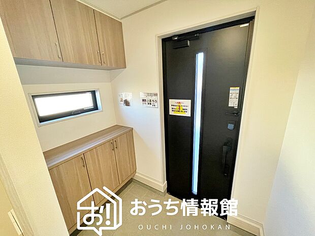 【現地写真(玄関)】玄関には、大型のシューズ収納を設置しています。