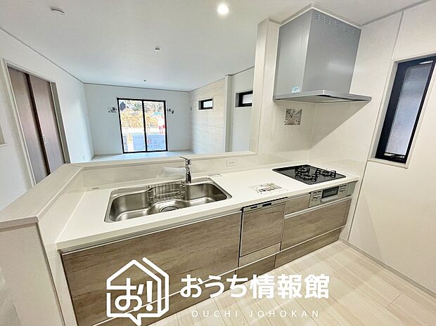 【現地写真(キッチン)】収納たっぷりのシステムキッチン、浄水器付水栓を標準装備しています。