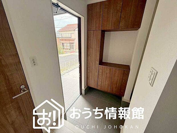 【現地写真(玄関)】玄関には、大型のシューズ収納を設置しています。