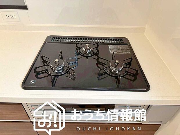 【ビルトインコンロ】フラットな構造で清掃性が高く、過熱防止センサー付3口タイプで日頃の家事も快適です。