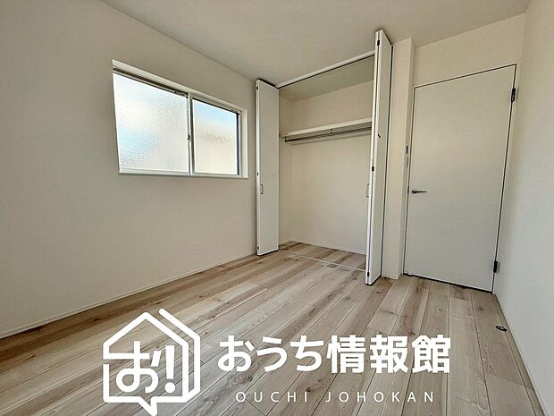 【現地写真(洋室)】木目の美しさを際立たせるシンプルデザインの建具を使用しています。