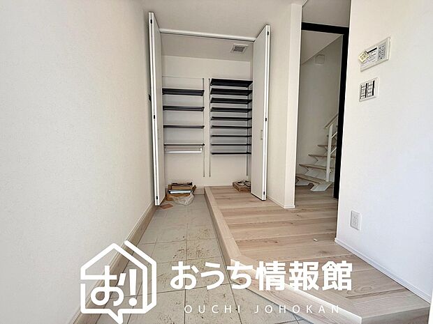 【現地写真(玄関)】玄関には、大型のシューズ収納を設置しています。