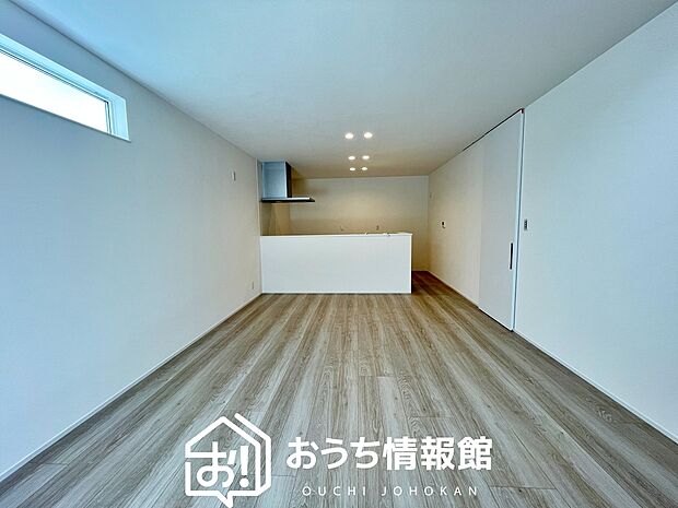 【現地写真(リビング)】フローリング材には、木目、色調など木材特有の風合いがあり、ナチュラルな美しさになっています。