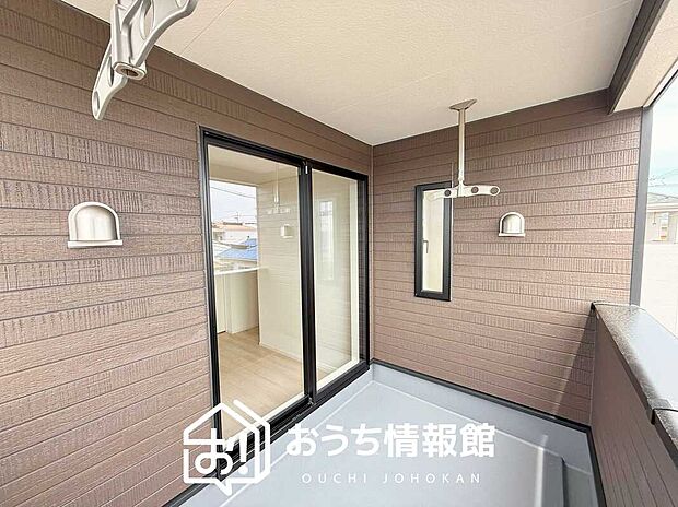 【バルコニー】奥行きが広く、洗濯物をゆったりと干せる十分な広さで、家族の洗濯も捗ります。