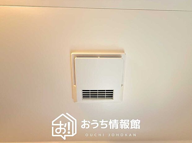 【浴室暖房換気乾燥機】サイドブロー機能で、乾燥効率アップです。
サイドに吹き出しを搭載することにより浴室内を端まで循環する気流ができ、さらに省エネ性能がアップします。