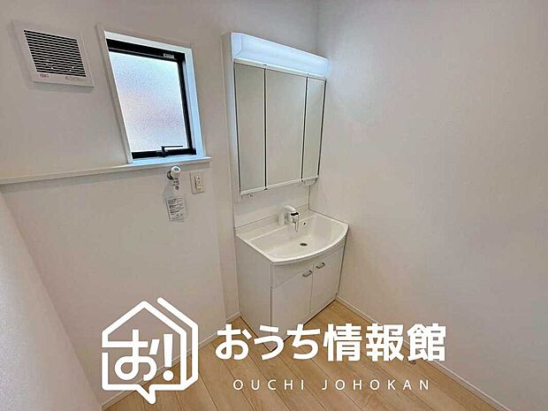 【洗面台・洗面所】鏡の両サイドは、必要なものを取出しやすく、大きな鏡面で朝の準備も快適。
使いやすいリフトアップ機能付きのシングルレバーシャワー水栓付です。