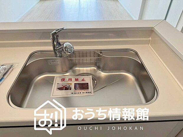 【浄水器内臓ハンドシャワー付シンク】広々とした凸型シンクに洗剤ポケットを標準装備。すっきり収納できます。
また、蛇口の先端に浄水器を内蔵しているため場所をとりません。