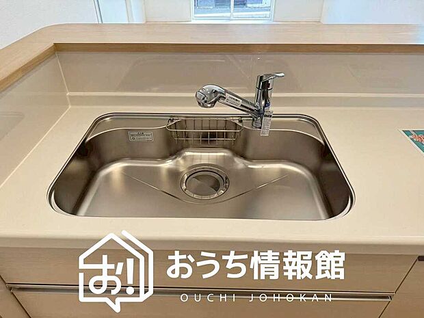 【浄水器内臓ハンドシャワー付シンク】広々とした凸型シンクに洗剤ポケットを標準装備。すっきり収納できます。
また、蛇口の先端に浄水器を内蔵しているため場所をとりません。