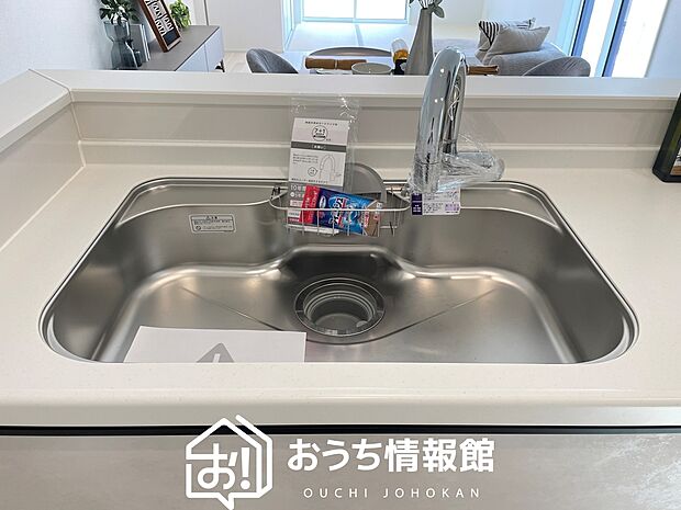 【浄水器内臓ハンドシャワー付シンク】広々とした凸型シンクに洗剤ポケットを標準装備。すっきり収納できます。
また、蛇口の先端に浄水器を内蔵しているため場所をとりません。