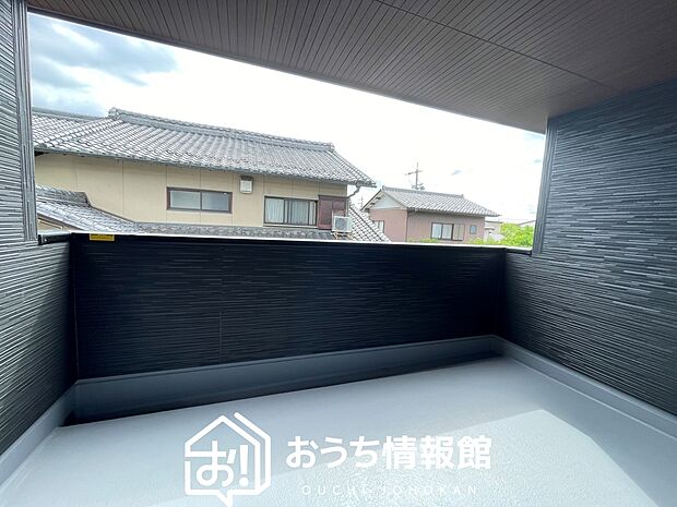 【バルコニー】奥行きが広く、洗濯物をゆったりと干せる十分な広さで、家族の洗濯も捗ります。