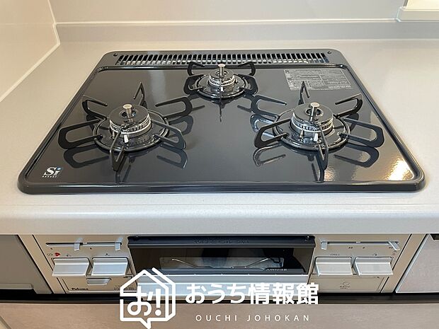 【ビルトインコンロ】フラットな構造で清掃性が高く、過熱防止センサー付3口タイプで日頃の家事も快適です。