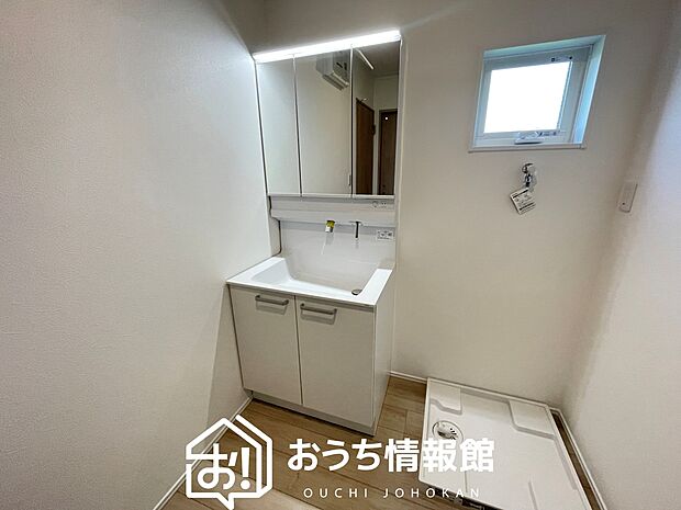 【洗面台・洗面所】鏡の両サイドは、必要なものを取出しやすく、大きな鏡面で朝の準備も快適。
使いやすいリフトアップ機能付きのシングルレバーシャワー水栓付です。