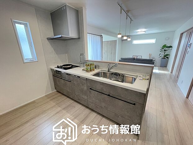 【現地写真(キッチン)】収納たっぷりのシステムキッチン、浄水器付水栓を標準装備しています。